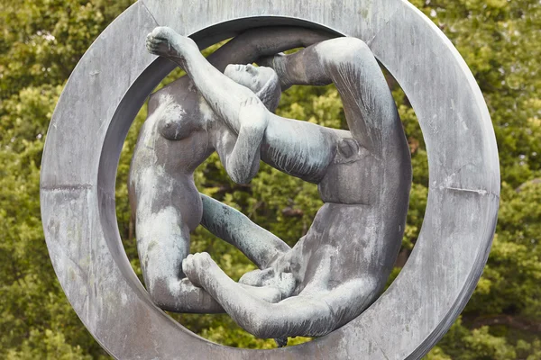 Noruega, Oslo. Vigeland parque escultura mulher e homem. Tour de viagem — Fotografia de Stock