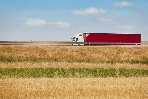 Camion rosso pesante sulla strada. Consegna logistica del carico. Spagna — Foto Stock