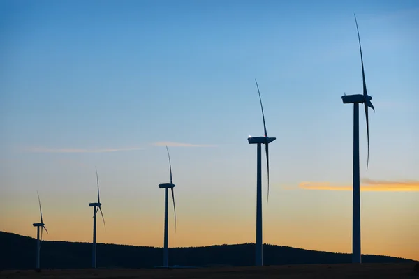 Wind turbines at sunset. Clean alternative renewable energy — Stock Photo, Image