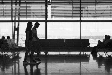 Havaalanı insanlarla kapalı. Turizm arka plan seyahat. Yolcu