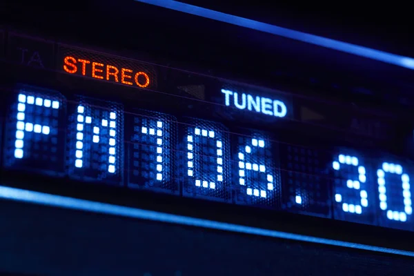 FM tuner radiowy wyświetlacz. Stereo częstotliwość Cyfrowa stacja dostrojone. — Zdjęcie stockowe