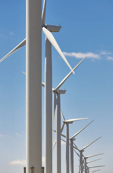 Wind turbines and blue sky. Clean alternative renewable energy — Stock Photo, Image