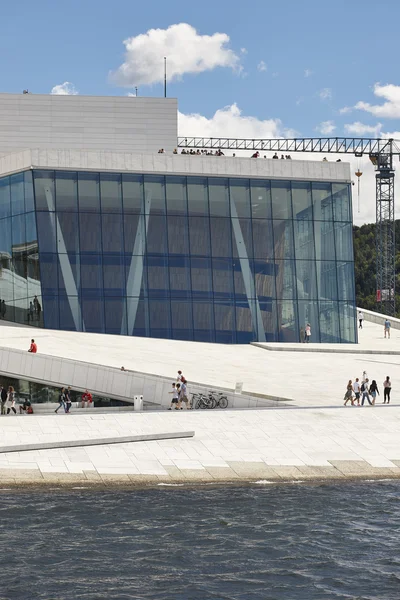 Noruega. Oslo edificio de la ópera con turista. Turismo de viajes . — Foto de Stock