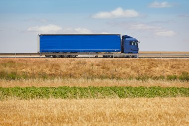 Mavi ağır kamyon yolda. Teslim kargo lojistik. 