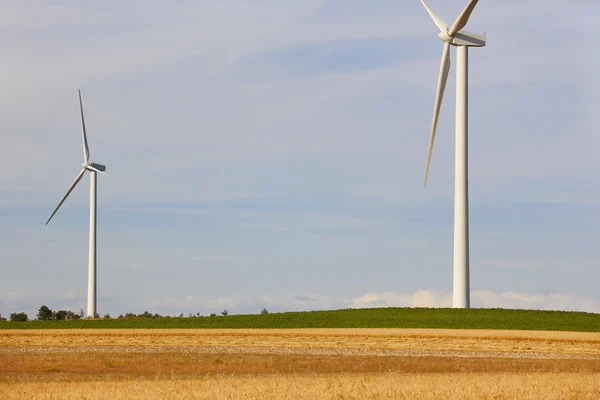 Turbinas eólicas en el campo. Alternativa limpia renovable en — Foto de Stock