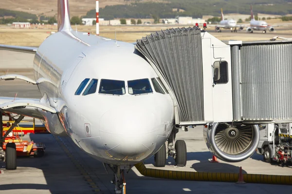 Aeropuerto al aire libre con avión y dedo. Turismo de viajes backgro — Foto de Stock