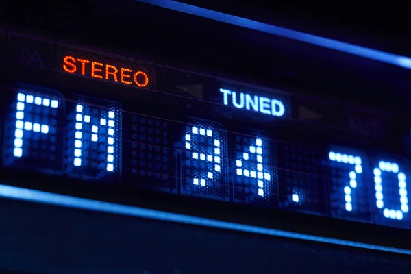 Display radio sintonizzatore FM. Stazione di frequenza digitale stereo sintonizzata . — Foto Stock