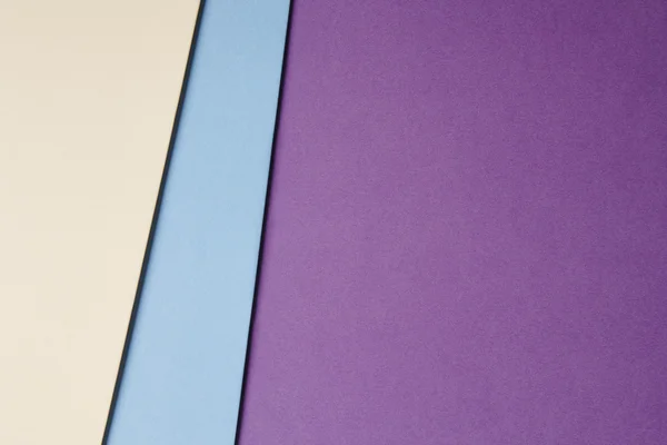 Цветные картонки бежево-синий фиолетовый тон. Копирование пространства — стоковое фото