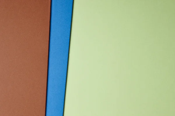 Renkli kartonlar yeşil mavi kahverengi tonu arka plan. Kopya alanı — Stok fotoğraf