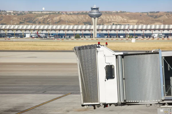 Aeroporto ao ar livre com avião e dedo. Turismo de viagem backgro — Fotografia de Stock