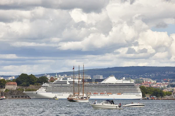 Norvegia. Porto di Oslo con barche e crociera. Turismo di viaggio backgr — Foto Stock