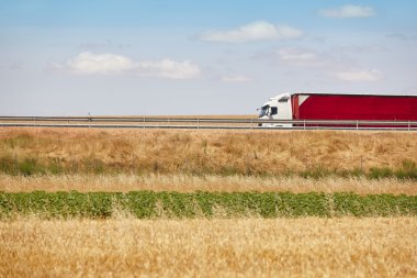 Kırmızı ağır kamyon yolda. Teslim kargo lojistik. İspanya