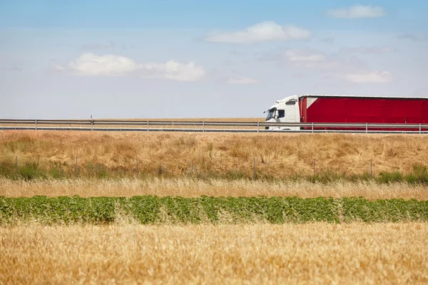 Kırmızı ağır kamyon yolda. Teslim kargo lojistik. İspanya — Stok fotoğraf
