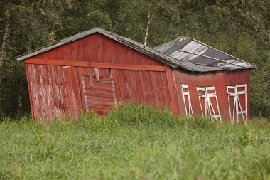 Norveç. Kırmızı ahşap rustik terk edilmiş ve çiftlik evi countr kavisli