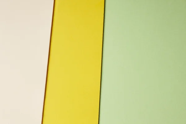 Цветные картонки на фоне зеленого желтого бежевого тона. Спак для копирования — стоковое фото