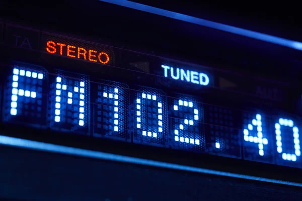 Pantalla de radio del sintonizador FM. Estación de frecuencia digital estéreo sintonizada . —  Fotos de Stock