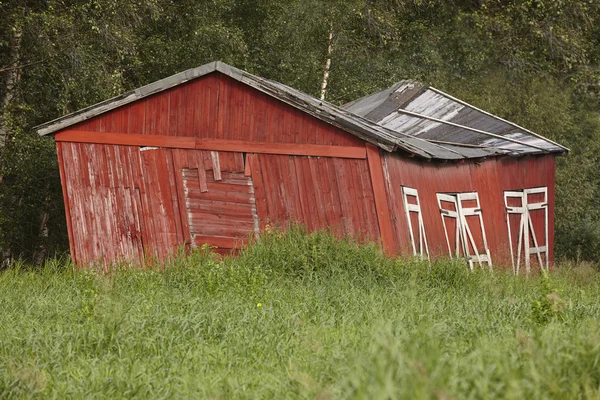 Norge. Rött trä rustik övergivna och böjda gård hus land — Stockfoto