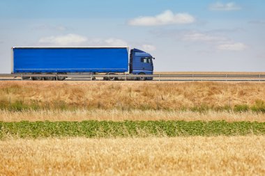 Mavi ağır kamyon yolda. Teslim kargo lojistik