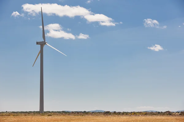 Ветрогенератор в сельской местности. Чистая альтернатива возобновляемым источникам энергии — стоковое фото