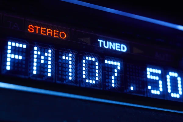 Pantalla de radio del sintonizador FM. Estación de frecuencia digital estéreo sintonizada . — Foto de Stock