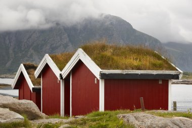 Çatıda yere geleneksel kırmızı ahşap Norveç kabin