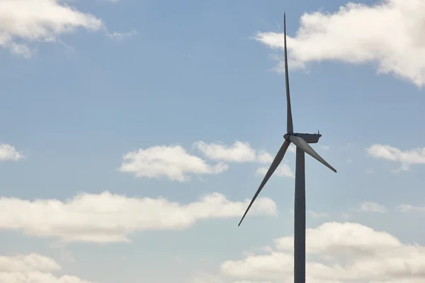 Wind turbine in the countryside. Clean alternative renewable ene — Stock Photo, Image