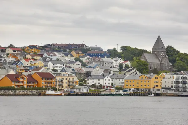 Noorwegen. Kristiansund harbor, gekleurde huizen en een kerk. Reizen-b — Stockfoto