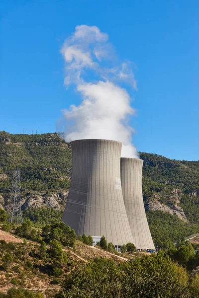 蒸気で原子力発電所の煙突 持続可能なエネルギー — ストック写真