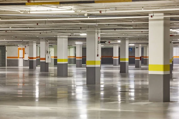 Underground Vehicle Parking Lot Brand New Empty Garage Indoors — Stock Photo, Image