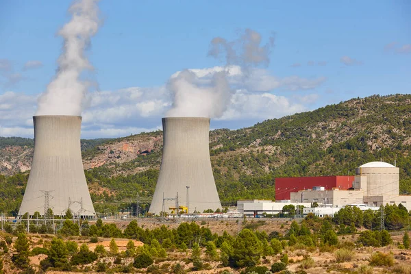 蒸気で原子力発電所の煙突 持続可能なエネルギー — ストック写真