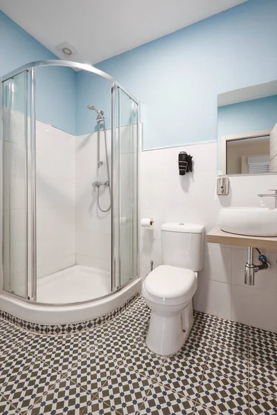 Banheiro Com Cabine Duche Pia Bacia Apartamento Moderno — Fotografia de Stock