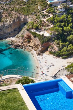 İspanyol Akdeniz manzaralı kıyı şeridi. La Granadella plajı. Alicante, Valencia