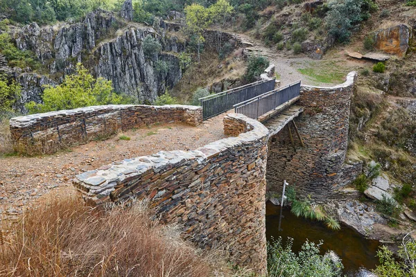 Ponte Ardósia Aldeia Roblelacasa Arquitectura Negra Guadalajara Espanha — Fotografia de Stock