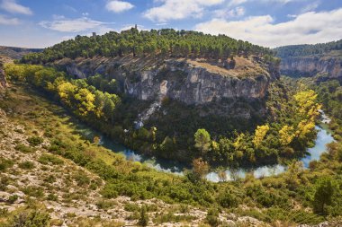 Jucar Nehri Kanyonu ile sonbahar ormanı manzarası. Alarcon, Cuenca. İspanya