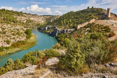 Jucar Nehri Kanyonu ile sonbahar ormanı manzarası. Alarcon, Cuenca. İspanya