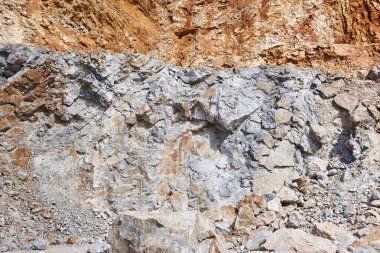 Opencast taş ocağı. Farklı renk taşları. Jeoloji madencilik endüstrisi. Doğa kaynakları