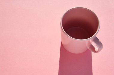 Pembe arka planda pembe kupa. Sabah kahvaltısı. Tasarım porseleni