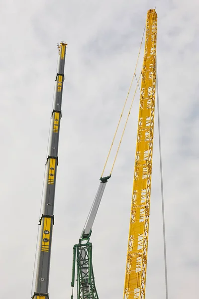 Grúas Telescópicas Bajo Cielo Blanco Industria Construcción —  Fotos de Stock