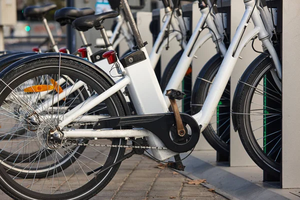Ηλεκτρικά Ποδήλατα Πόλης Φορτίζουν Μπαταρίες Στην Πόλη Προς Ενοικίαση — Φωτογραφία Αρχείου