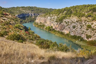 Jucar Nehri Kanyonu manzarası. Alarm. Castilla La Mancha, Cuenca. İspanya