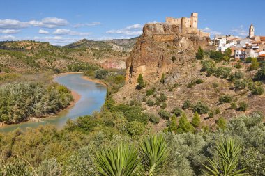 Tepenin tepesinde ortaçağ şatosu olan resim köyü..