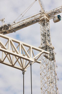 Teleskopik vinçler beyaz gökyüzünün altında. İnşaat mühendisliği endüstrisi