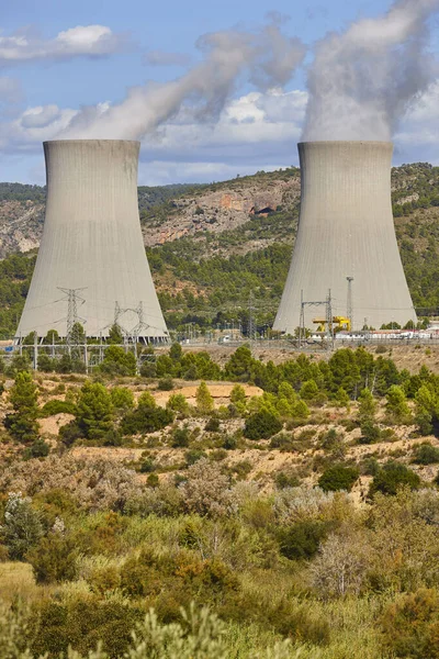 Camini Della Centrale Nucleare Con Vapore Energia Sostenibile — Foto Stock