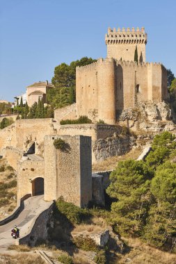 İspanyol resimli ortaçağ kalesi ve Alarcon, Cuenca 'daki kule. İspanya