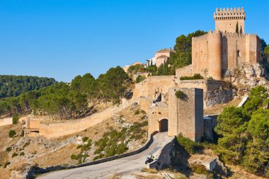 İspanyol resimli ortaçağ kalesi ve Alarcon, Cuenca 'daki kule. İspanya