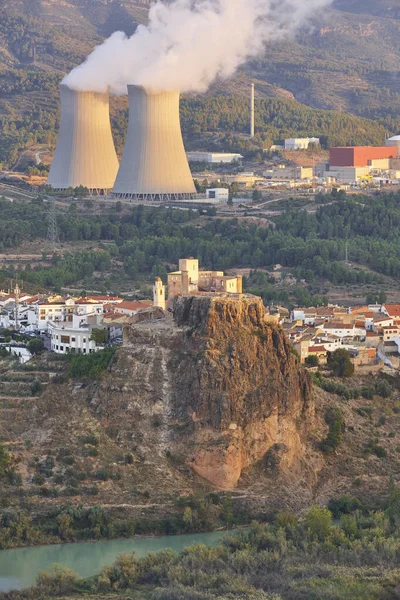 コフェンテスの原子力発電所の煙突 スペインのバレンシア — ストック写真