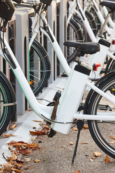 Şehirdeki Elektrikli Bisikletlerin Pilleri Şarj Ediliyor Kiralık — Stok fotoğraf