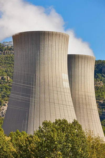 원자력 발전소는 증기로 굴뚝을 만든다 에너지 — 스톡 사진