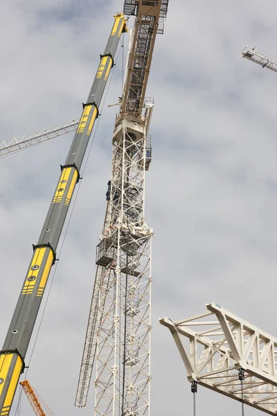 Grúas Telescópicas Bajo Cielo Azul Industria Construcción —  Fotos de Stock