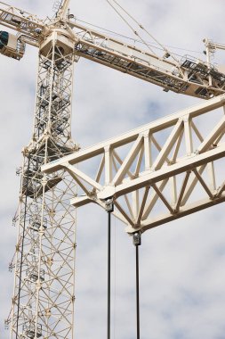 Teleskopik vinçler beyaz gökyüzünün altında. İnşaat mühendisliği endüstrisi